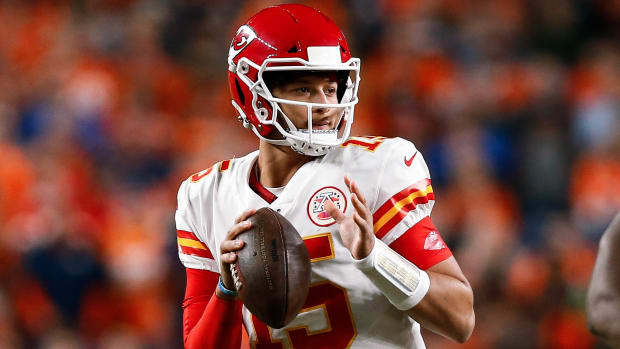 Patrick Mahomes prepares for a pass during a Thursday Night Game against the Broncos.